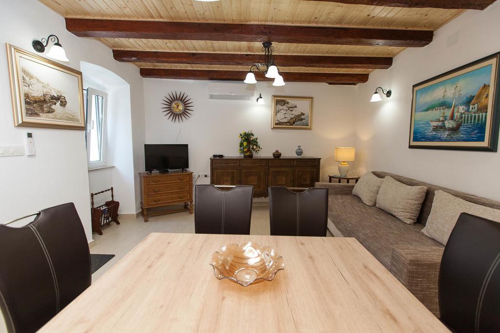 Holiday Home Nika Omisalj Exterior photo