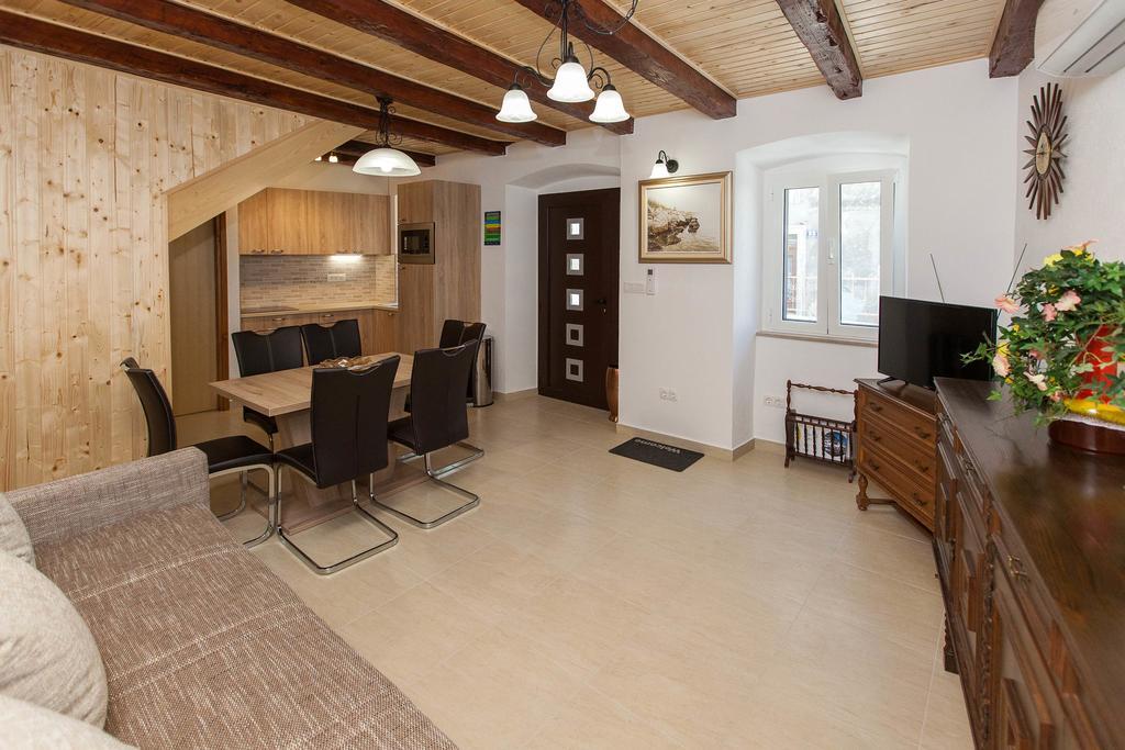 Holiday Home Nika Omisalj Exterior photo